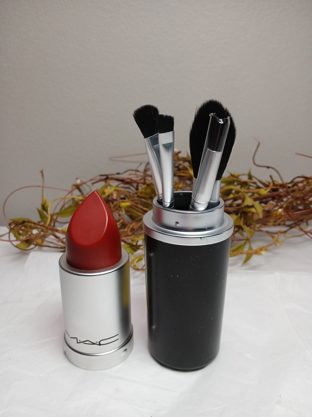 MAC Cosmetics Red Lipstick Plastic Storage Black Brush Holder Four Brushes NEW